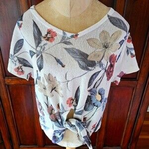 Ladies Floral Top with tie on the bottom front. Size Small. Very Flattering!
